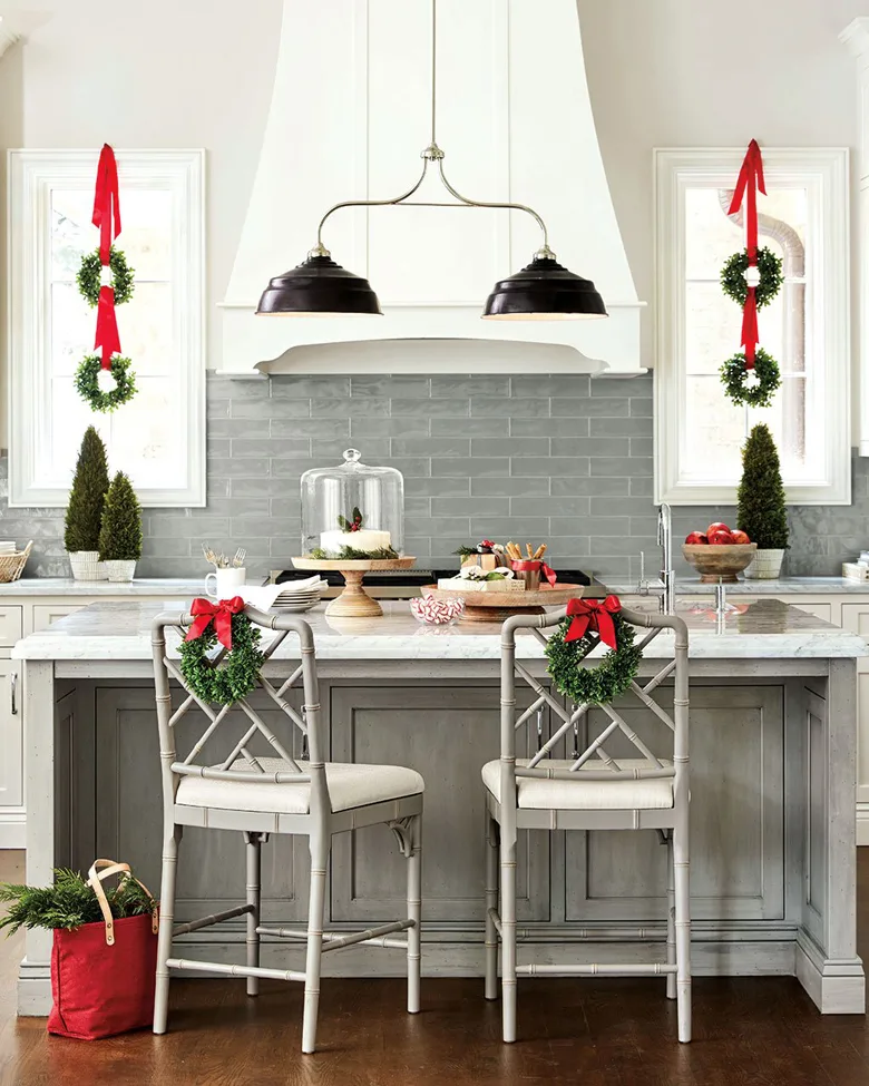 Modern Farmhouse Christmas Kitchen Decor can be elegant and minimal