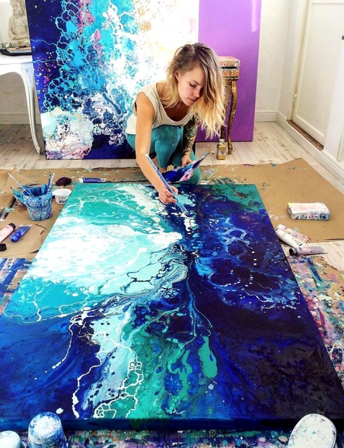 Learn acrylic pour painting techniques for your prettiest DIY wall art