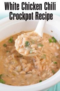 White Chicken Chili Crockpot Recipe easy keto crockpot recipes - collection by craft-mart.com #easyketomeals #ketoslowcookerdinnerrecipes #ketocrockpotrecipes #ketodinnerrecipes #ketochickenrecipe #ketochilirecipe