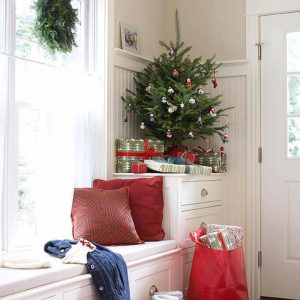 How to decorate a small living room for Christmas - Corner Christmas Tree #smallspaces #tinyhouseliving #smallspaceliving #smallchristmastree #christmastreedecorideas