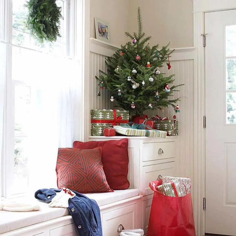 How to decorate a small living room for Christmas - Corner Christmas Tree #smallspaces #tinyhouseliving #smallspaceliving #smallchristmastree #christmastreedecorideas 