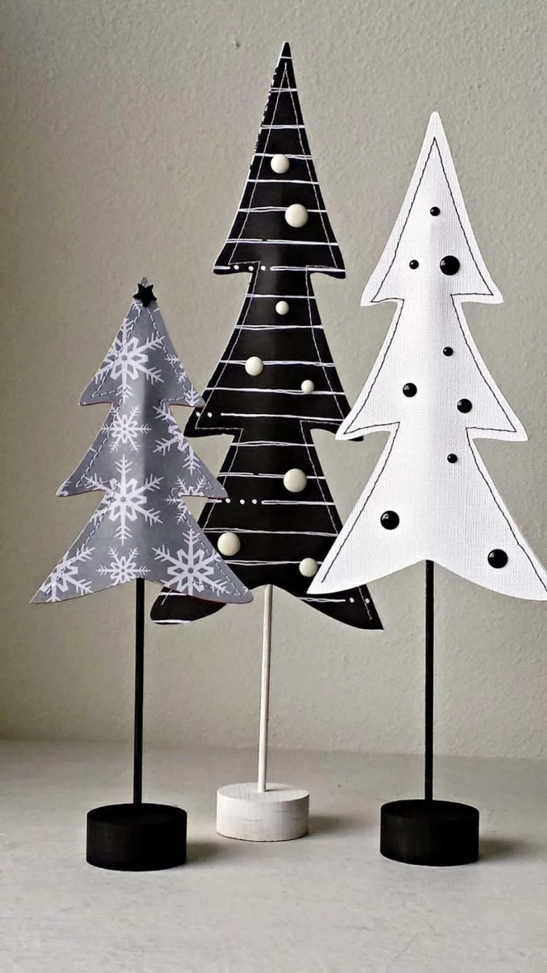 How to decorate a small living room for Christmas - BLACK AND WHITE FELT CHRISTMAS TREES #tinyhouseliving #smallspaceliving #smallroomdecor #christmasdecorideas #DIYSmallChristmasTree