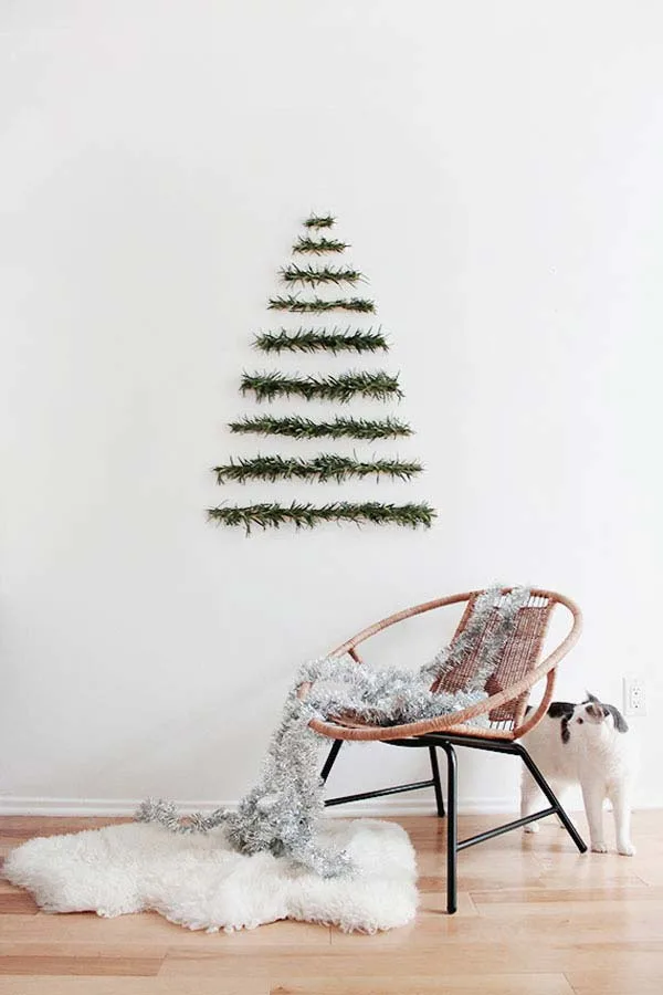 How to decorate a small living room for Christmas - Modern Garland Christmas Tree Alternative #smallspaces #tinyhouseliving #smallspaceliving #alternativechristmastree #christmastreedecorideas #easyDIYdecor