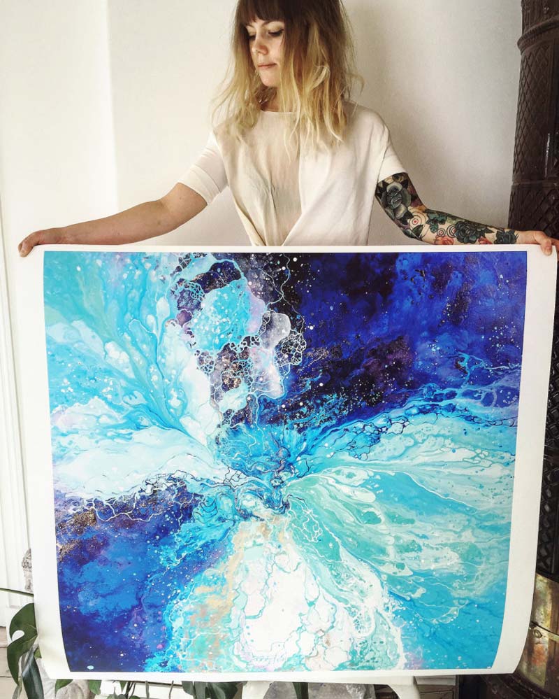 Spotlight on Artist by craft-mart.com: Emma Lindstrom #emma lindström #emmalindstrom #acrylicpouring #acrylicpouringtechnique #acrylicpouringart #acrylicpourpainting #mixedmediaart #fluidacrylicpouring #acrylicpouringtechniques #abstractart