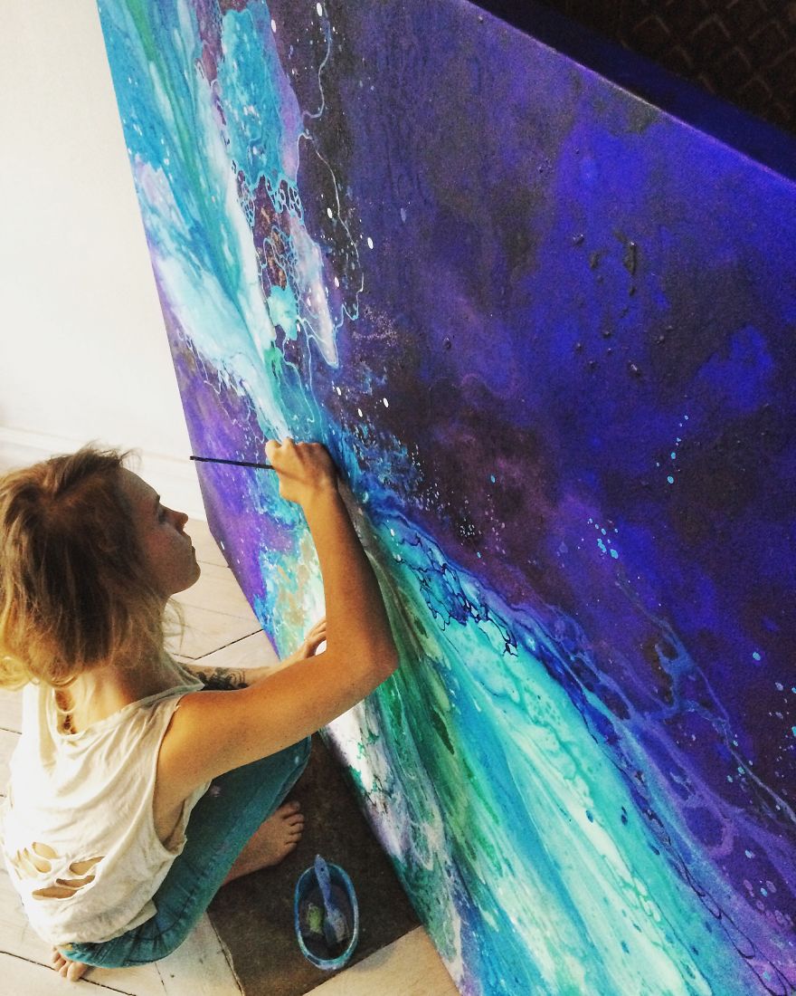 Spotlight on Artist by craft-mart.com: Emma Lindstrom #emma lindström #emmalindstrom #acrylicpouring #acrylicpouringtechnique #acrylicpouringart #acrylicpourpainting #mixedmediaart #fluidacrylicpouring #acrylicpouringtechniques #abstractart