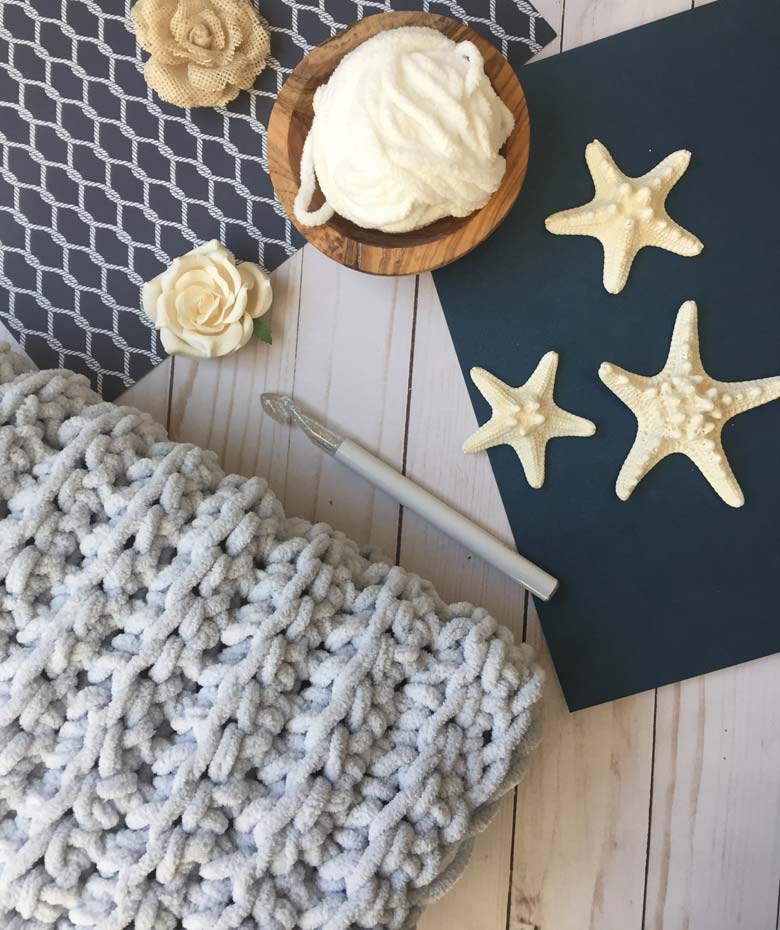 Simple and Easy Crochet Blanket with free crochet pattern by craft-mart.com (FREE Bernat blanket yarn pattern) easy crochet blanket tutorial for chunky DIY crochet blanket #easycrochetblanket #freechunkycrochetblanketpattern