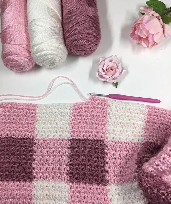 How to crochet a baby blanket - free pattern of gingham-style crochet blanket