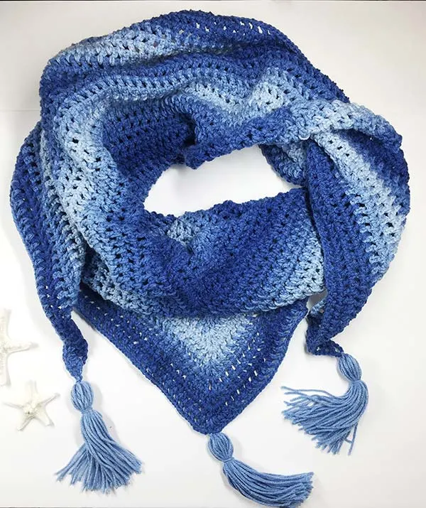 Learn to crochet triangle scarf - free and easy beginners' crochet pattern